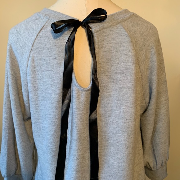 Tresics Luxe 3/4-Sleeve Peep-Hole Tie Top - Picture 4 of 7